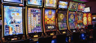 Studio live dealer Super Sic Bo dengan dadu dan meja profesional